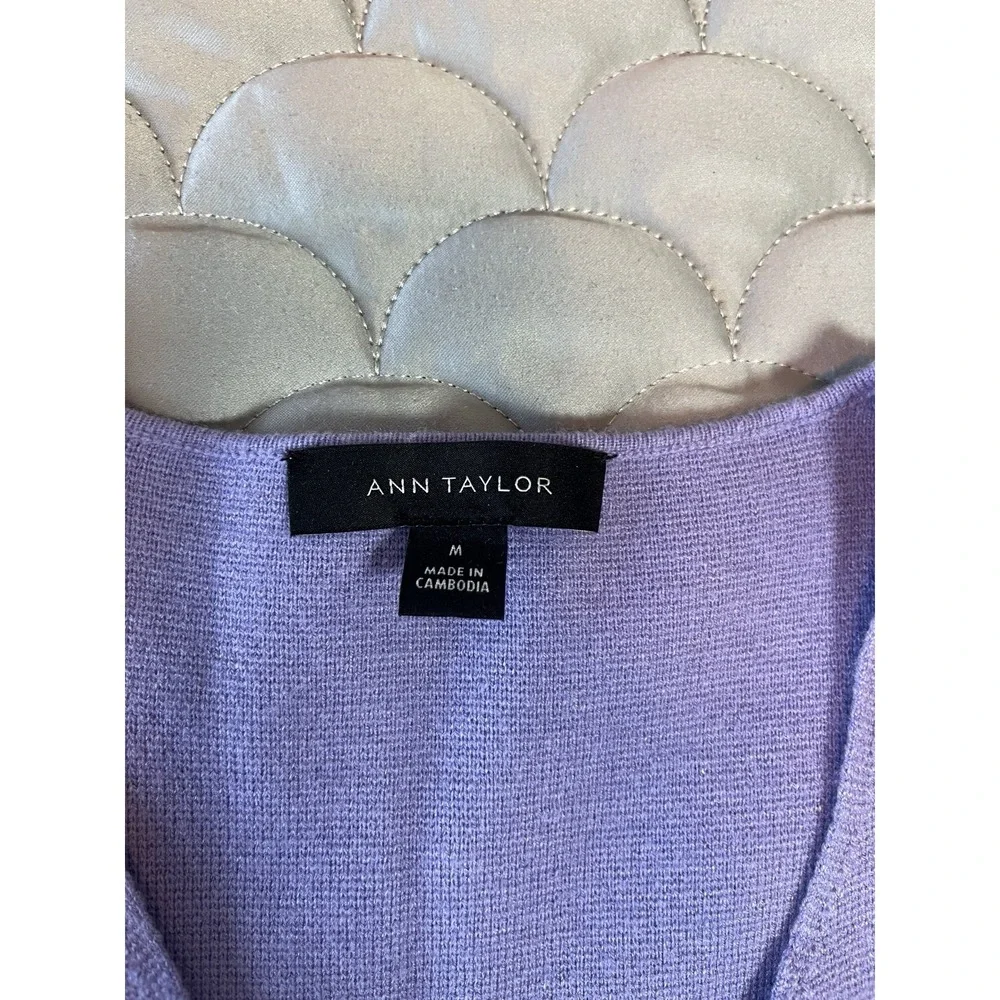 Ann Taylor Knit V-Neck Short Puff Sleeve Pullover Sweater Lilac Medium Career - Picture 3 of 5